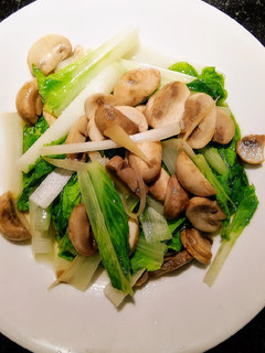 蘑菇炒小白菜（低醣生酮餐）（家常菜）（清冰箱料理）（快速料理）（素食料理） 的食譜成品照片