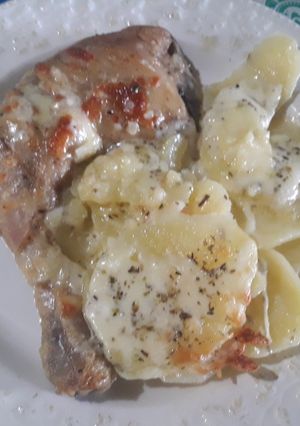 Una foto de Pollo a la crema con papas