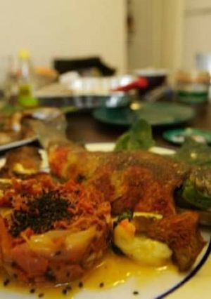 Una foto de Trucha salmonada rellena de queso y espinacas con marlin ahumado