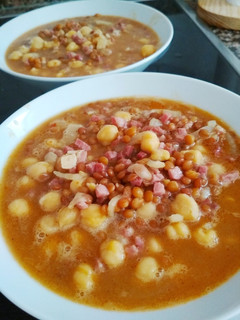 Una foto de Potaje de garbanzos y lentejas con jamón