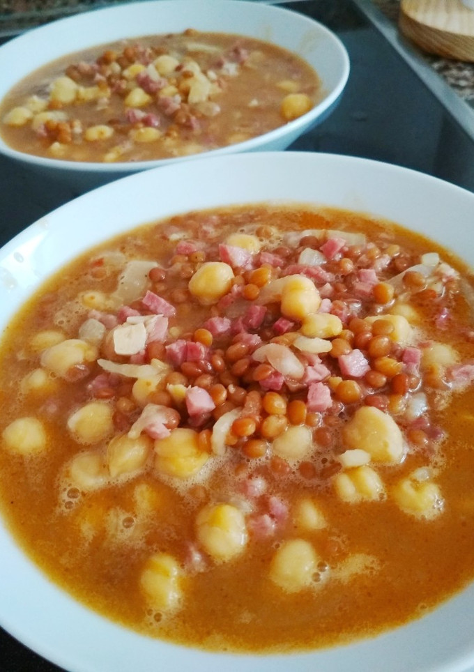 Una foto de Potaje de garbanzos y lentejas con jamón
