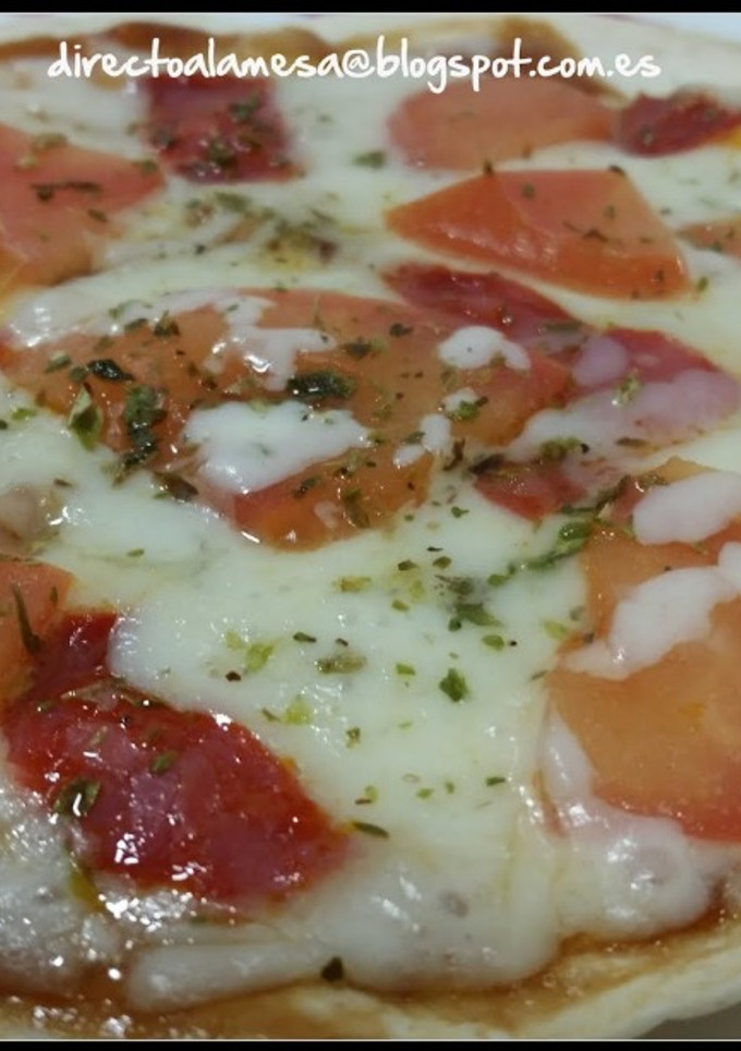 Una foto de Pizza en sartén con tortillas de trigo