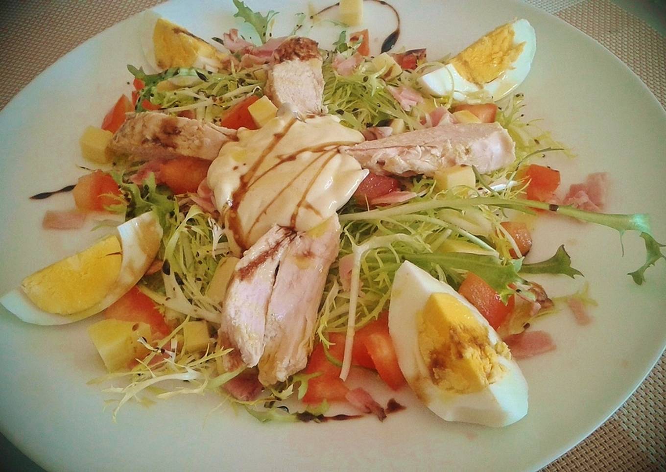 Ensalada de pollo con escarola rizada