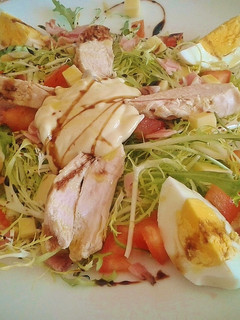 Una foto de Ensalada de pollo con escarola rizada