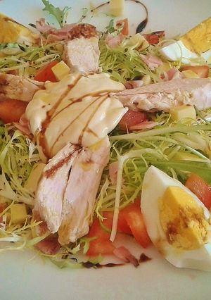Foto principal de Ensalada de pollo con escarola rizada