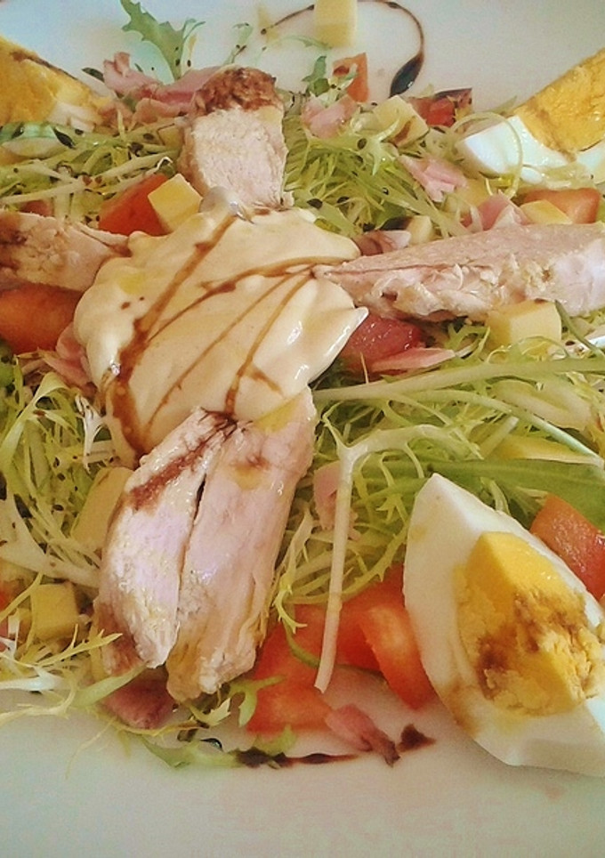 Una foto de Ensalada de pollo con escarola rizada