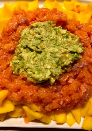 Une photo de Tartare de saumon, avocat et mangue