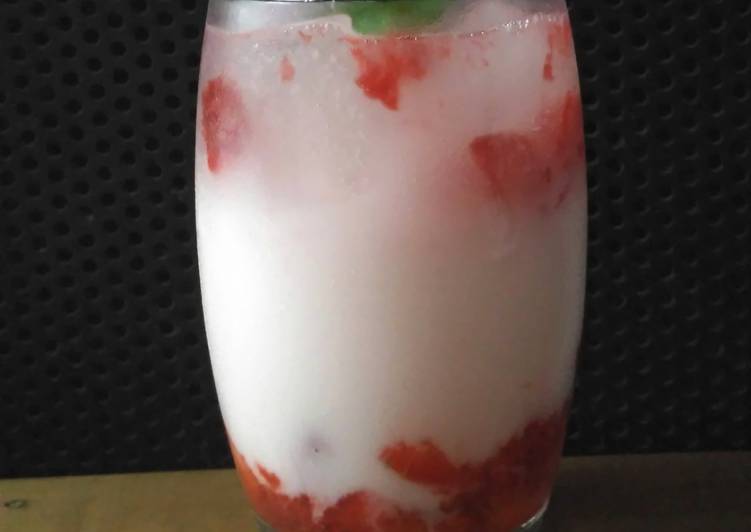 Bagaimana Menyiapkan Strawberry Yoghurt Squash 🍓, Enak Banget
