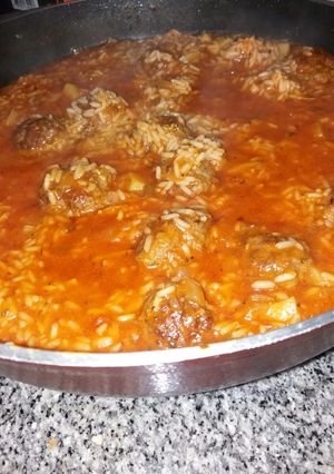 Una foto de Arroz con salsa y albóndigas 🔥🤘