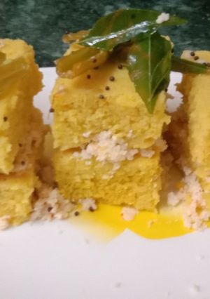 पनीरी खमन ढोकला (Paneeri khaman dhokla recipe in Hindi) रेसिपी मुख्य फोटो