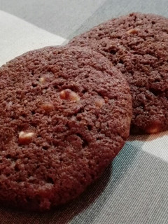 Una foto de Galletas de chocolate con chips de chocolate blanco
