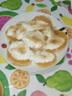 Una foto de Naranjas con kéfir y azúcar moreno