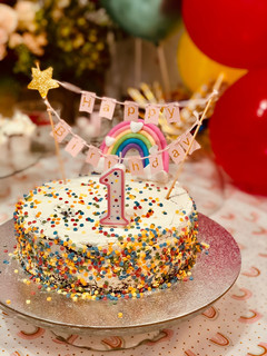 Una foto de Tarta cumple 1 Carmen - tarta de chocolate, trufa y Nata con confeti