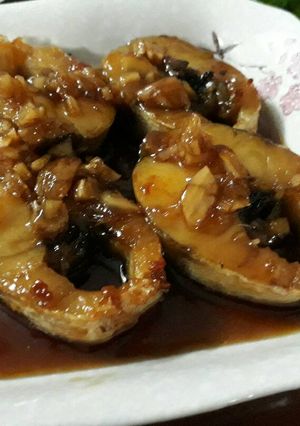 Hình của món Cá nhồng sốt mắm tỏi.