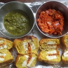 A picture of Stuffed cottage cheese pakoda with tangy red ch utney.