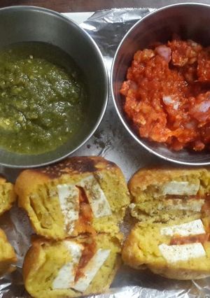 A picture of Stuffed cottage cheese pakoda with tangy red ch utney.