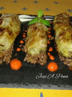 Una foto de Rollitos de col de carne mixta y crema de pimientos asados
