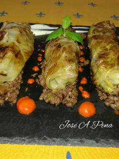 Una foto de Rollitos de col de carne mixta y crema de pimientos asados