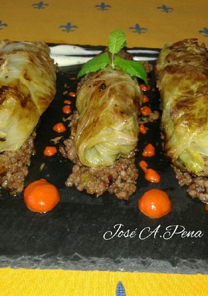 Una foto de Rollitos de col de carne mixta y crema de pimientos asados