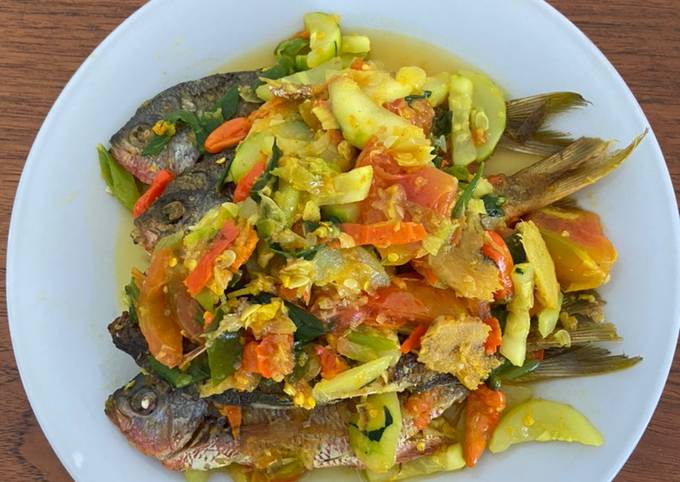 Pesmol Ikan Ekor Kuning