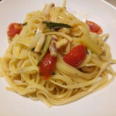 A picture of Linguine with calamari, pomodorini and zucchine.