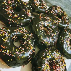 A picture of Chocolate donuts.