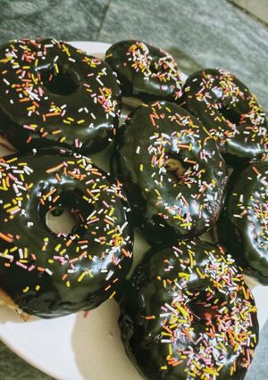A picture of Chocolate donuts.