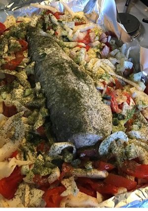 Une photo de Queue de merlu blanc au fenouil poivrons rouges et sauce aneth