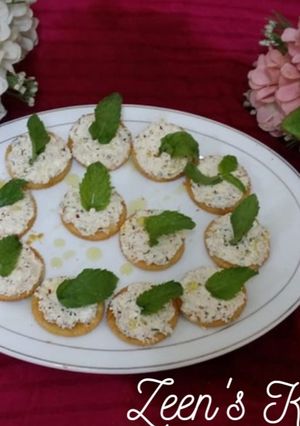 A picture of Herbed Labneh Canapes.