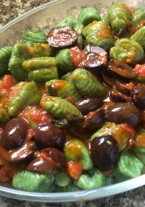 Una foto de Ñoquis de espinaca con tomate albahaca y aceitunas negras 🖤🫒