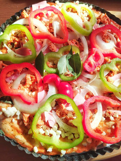 Una foto de Pizza de pimientos con salsa napolitana