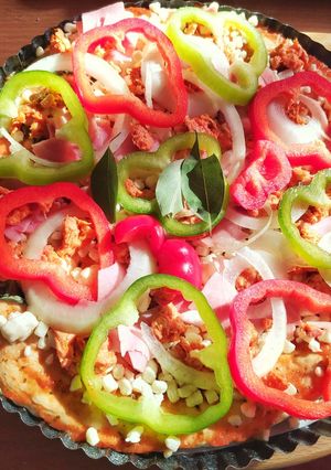 Una foto de Pizza de pimientos con salsa napolitana
