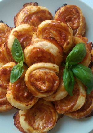 O poză a rețetei Mini pizza din foietaj.