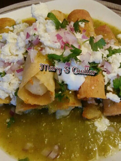 Una foto de Tacos dorados de papa ahogados🍴🍴