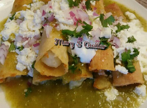 Una foto de Tacos dorados de papa ahogados🍴🍴