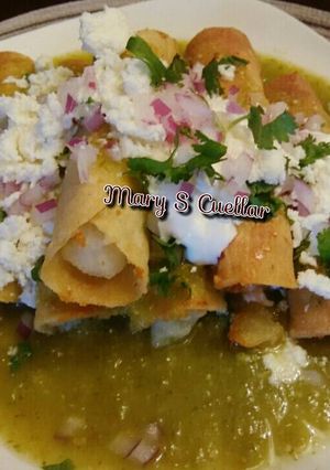 Una foto de Tacos dorados de papa ahogados🍴🍴