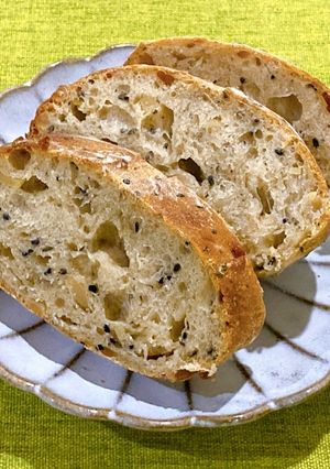 無油低糖黑芝麻杏仁角歐包 的食譜成品照片