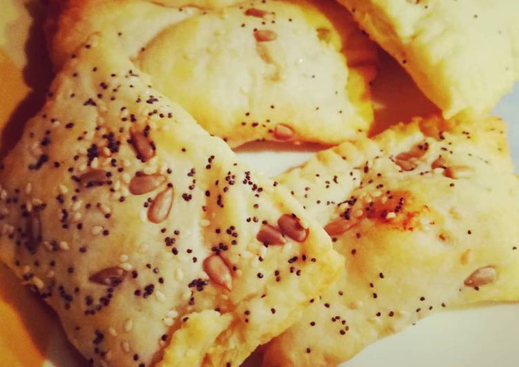 Fagottini di sfoglia ripieni di tonno pomodorini e olive