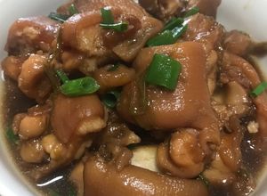 Hình của món Móng giò kho nước tương.
