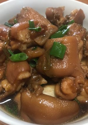 Hình của món Móng giò kho nước tương.