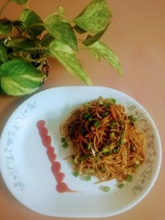 સેઝવાન નુડલ્સ (Schezwan Noodles Recipe In Gujarati) રેસીપી મુખ્ય ફોટો