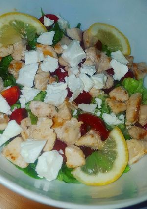 O poză a rețetei Salată verde cu piept de pui.