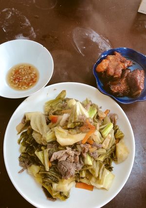 Hình của món Dưa cải chua xào thịt bò, sườn nướng nồi chiên không dầu.