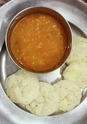 A picture of Sambar with idli.