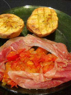 Una foto de Magras con tomate
