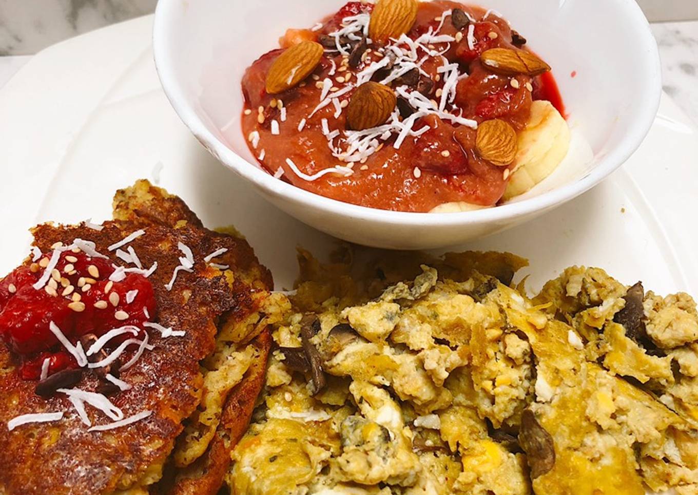 Huevos con champiñones 🍄, torta de almojábana y bowl de banano con jalea de guayaba y frambuesas 😍