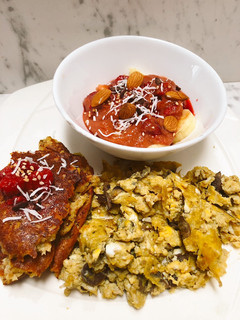 Una foto de Huevos con champiñones 🍄, torta de almojábana y bowl de banano con jalea de guayaba y frambuesas 😍