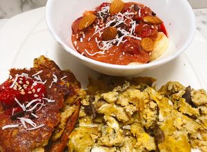 Una foto de Huevos con champiñones 🍄, torta de almojábana y bowl de banano con jalea de guayaba y frambuesas 😍