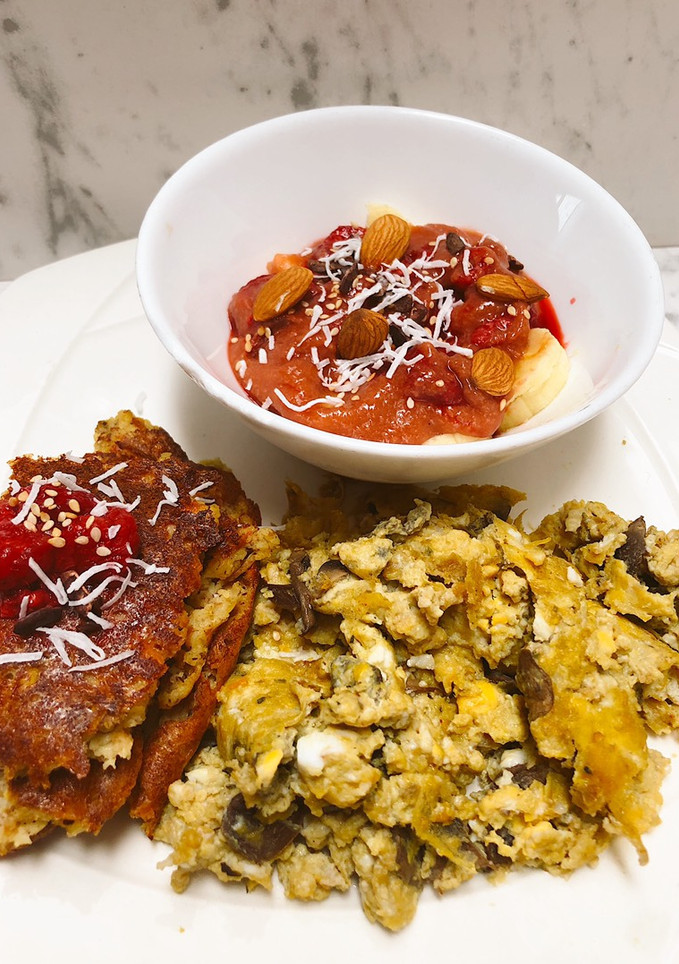 Una foto de Huevos con champiñones 🍄, torta de almojábana y bowl de banano con jalea de guayaba y frambuesas 😍