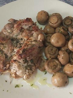Una foto de Contramuslo de pollo a la albahaca